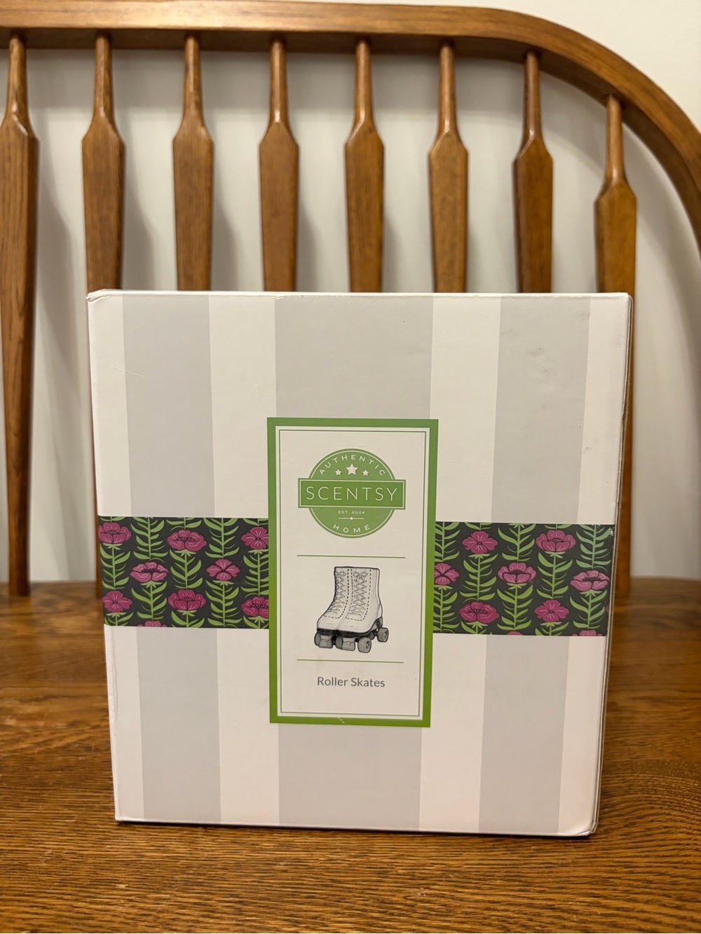NIB Authentic Scentsy Roller Skates Electric Wax Warmer Retro White Pink Retired